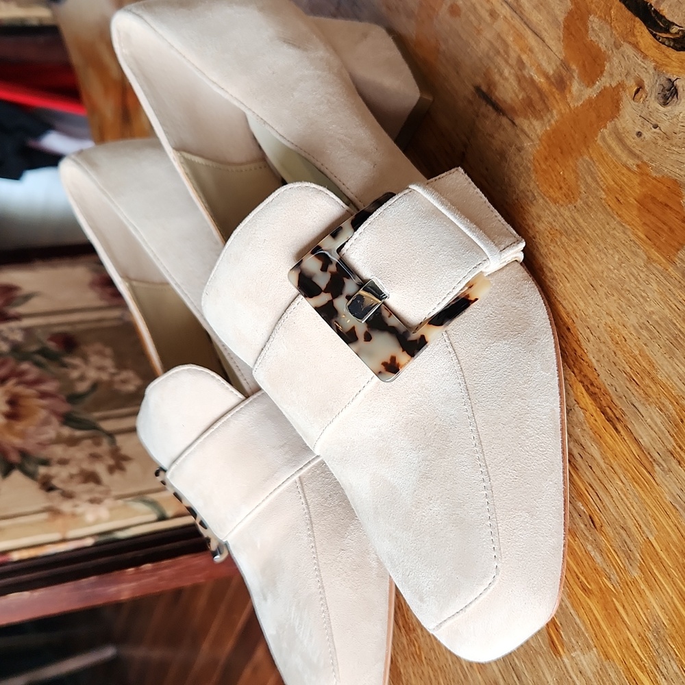 Deltan sz 9 Veronica Suede Tortoise Buckle Flared Block Heel Pumps Cream